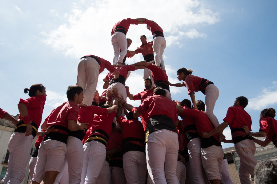 Fiesta popular: Murgas de calle, Cabalgatas, Castellers, Diables, Gegants, Pasacalles, Zancudos, etcétera.
